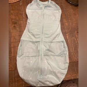 NWOT Happiest Baby Sleepea Baby Swaddle in light teal stars size M ( 12-18lbs)